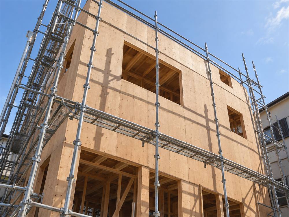 構造用面材で全面を覆った建築中の木造住宅