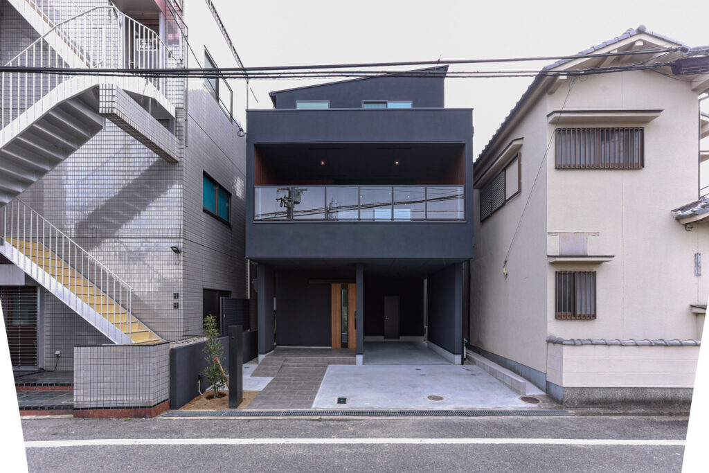 建築中の現場で柱と梁を確かめる建築士