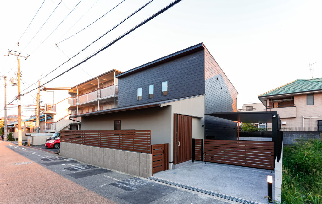 夕暮れの街に明かりが灯る木の家